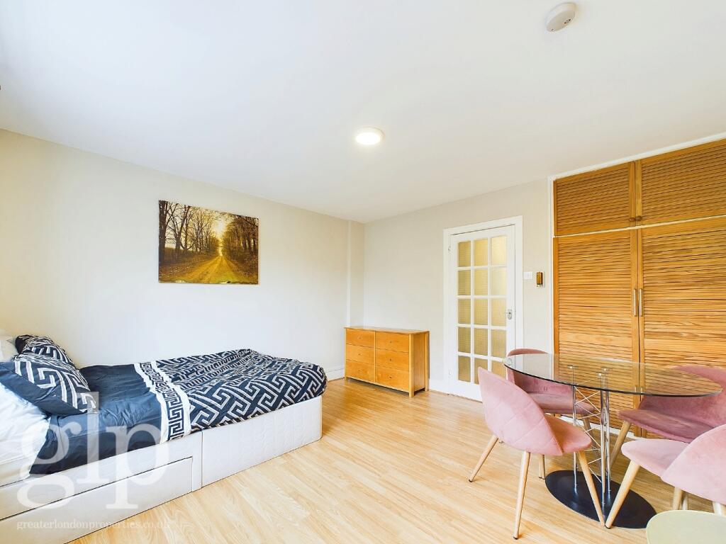 Studio flat for rent