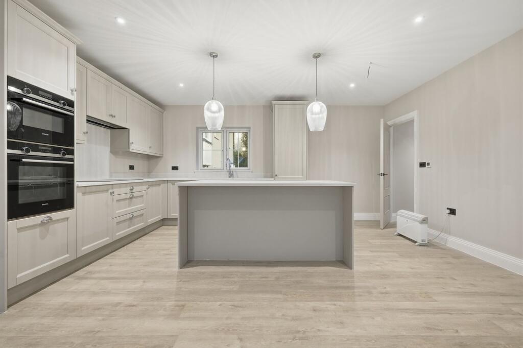 Hall Lane, Shenfield, Brentwood, CM15 photo 4