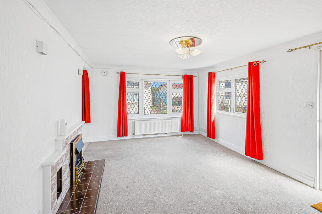 Layborne Avenue, Noak Hill, Romford, RM3 photo 3