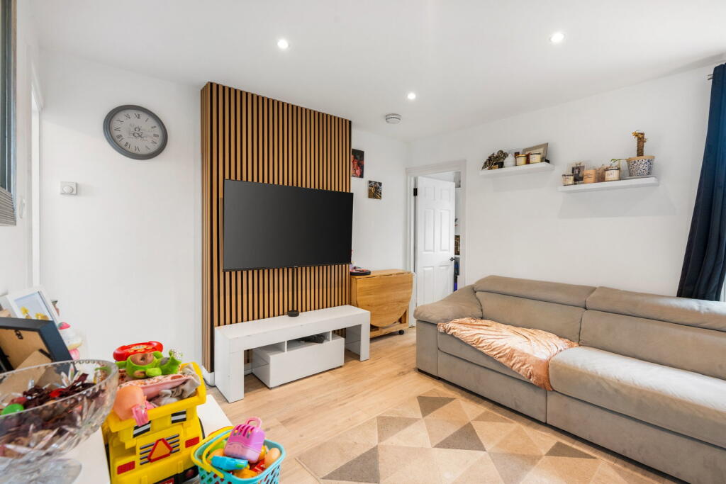 Apartment in Horsham, New Town - View 4