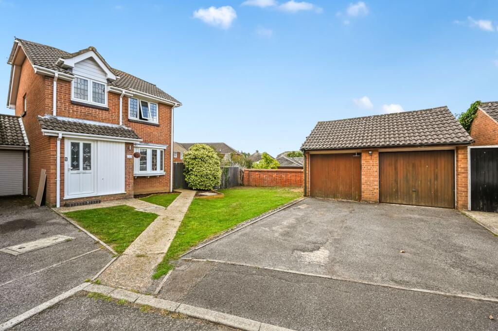 3-bed detached on Green Grove, Hailsham, BN27, £300,000