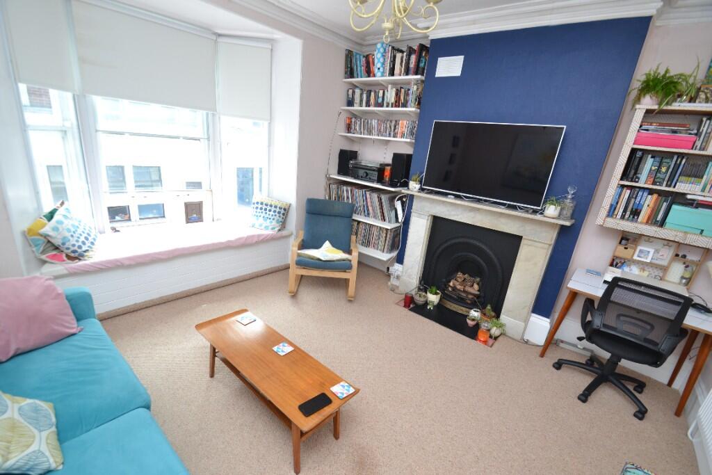 1-bed flat on High Street, Ryde, Isle Of Wight, PO33, £115,000