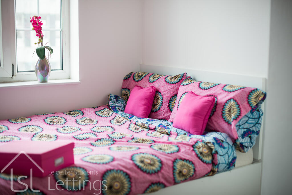 Main image of property: Charles Street, 3Bed / 2Bath, Leicester