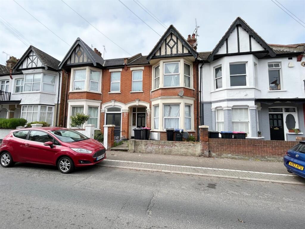 4-bed terraced on 51/51A Hainault Avenue, Westcliff-on-Sea, £290,000