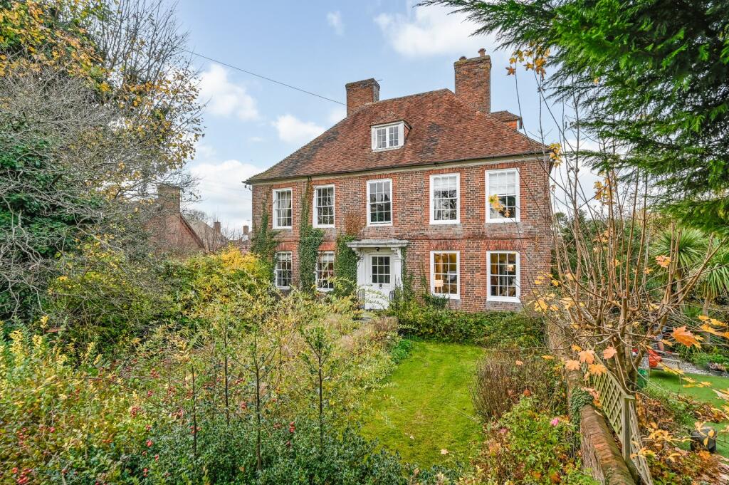 2-bed apartment on West Cross, Tenterden, Kent, TN30, £195,000