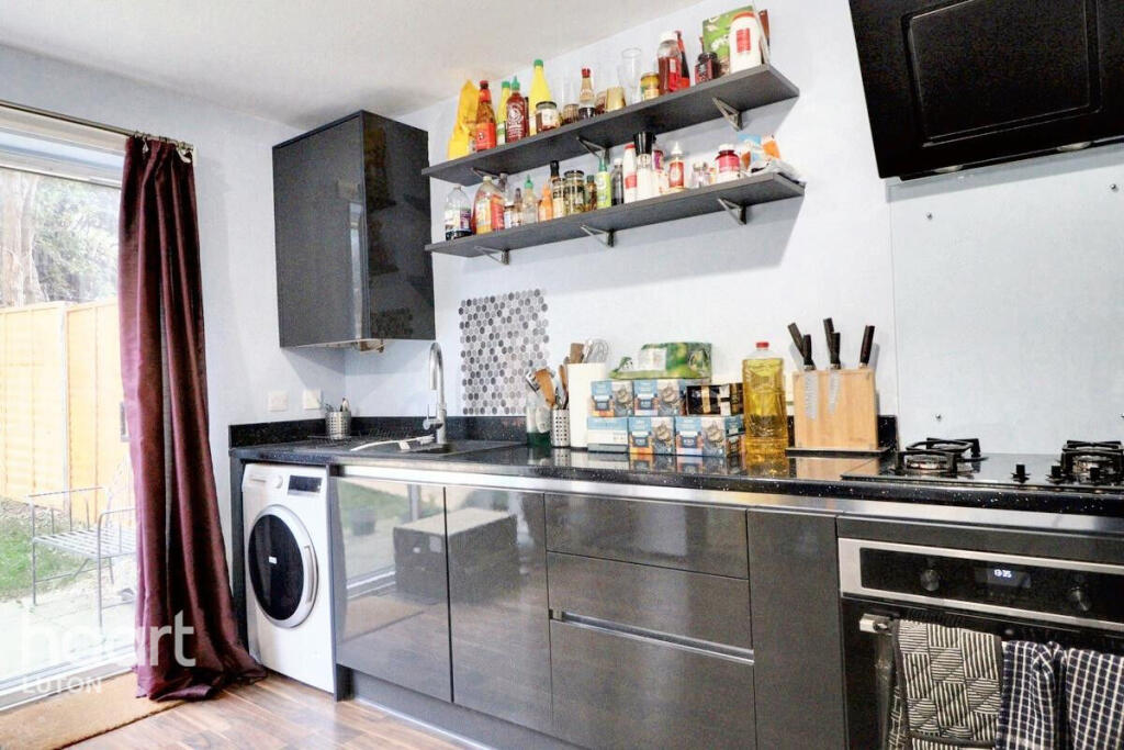 4-bed house on Dunraven Avenue, Luton, £350,000