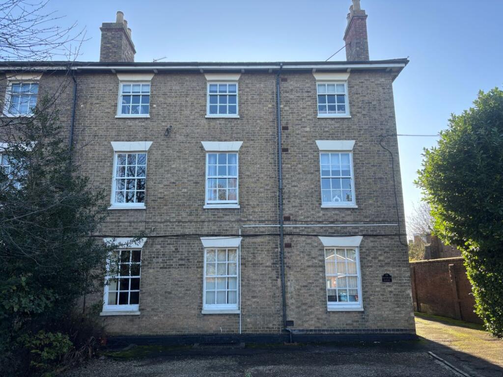Main image of property: Flat 8, 16 Hillmorton Road, Rugby, Warwickshire, CV22 5AA