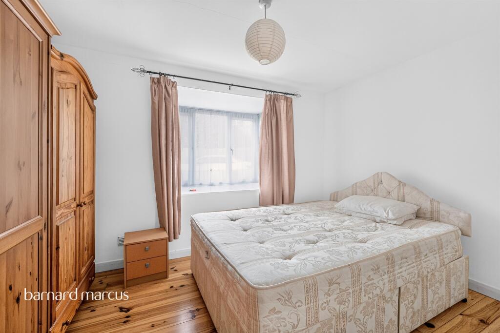 Apartment in London, Colney Hatch - View 4