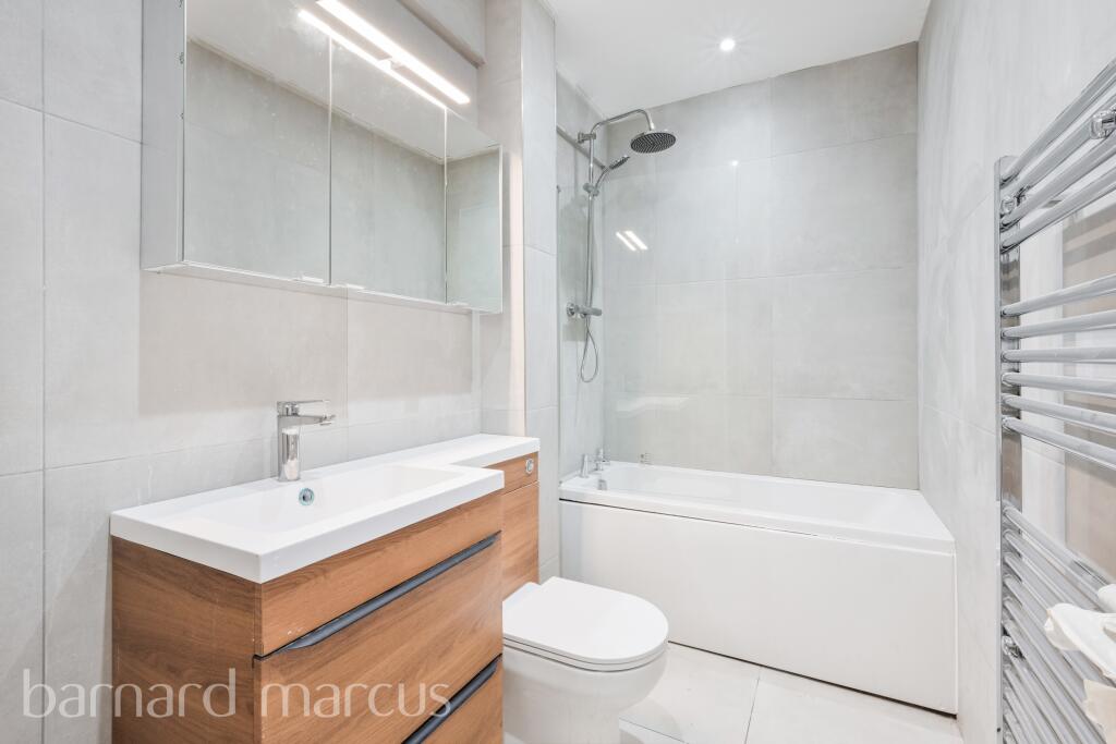 Apartment in Kingston upon Thames - View 3