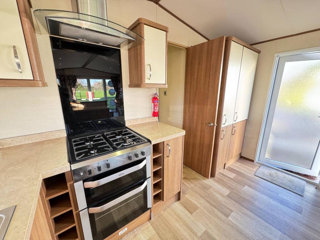 3-bed caravan on Warwick Road, Stratford Upon Avon, CV37 0NS, £54,995