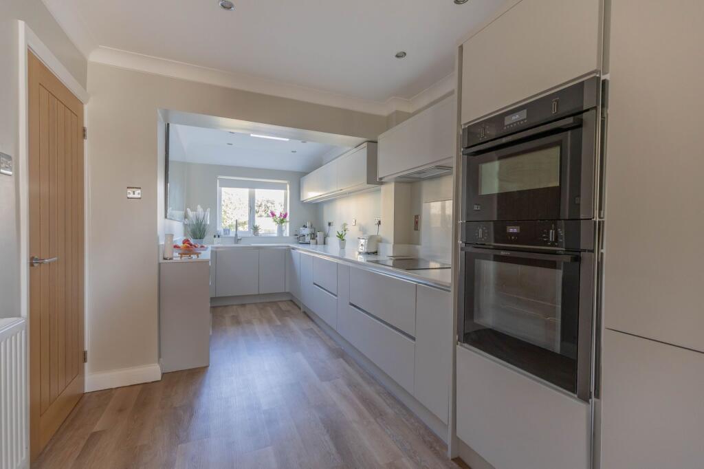 Hanks Close, Malmesbury, SN16 photo 4