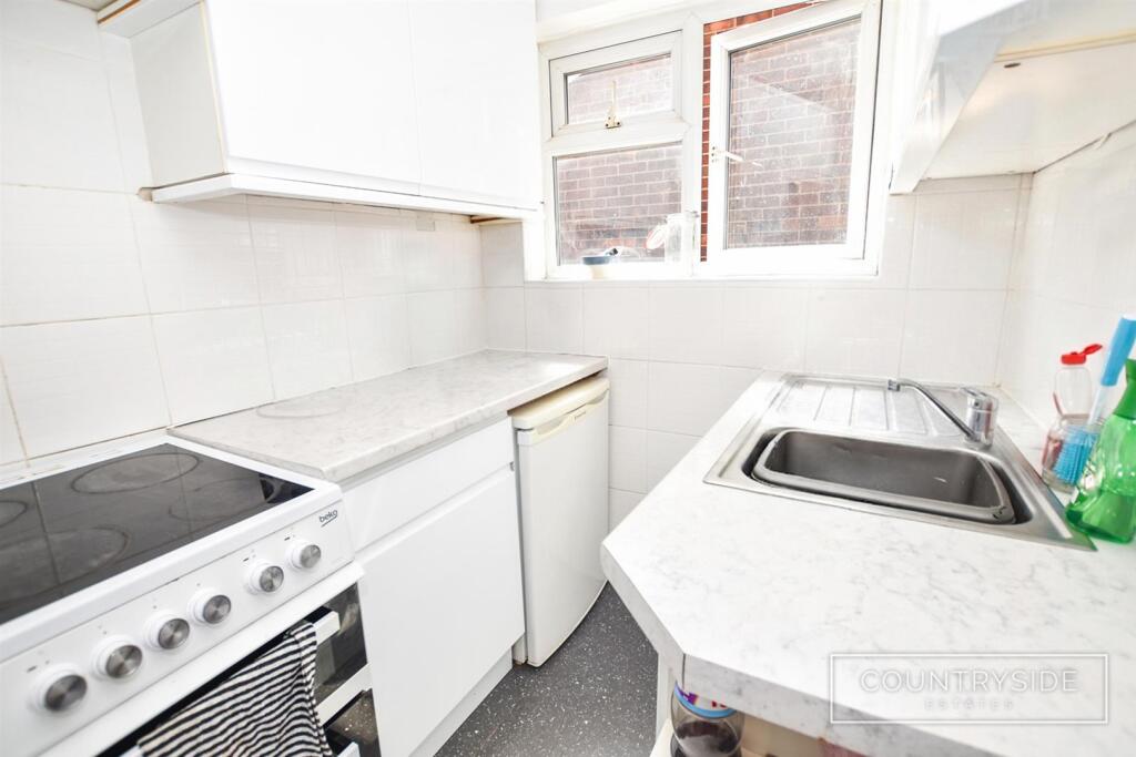 Apartment in Castle Point, Hadleigh - View 5