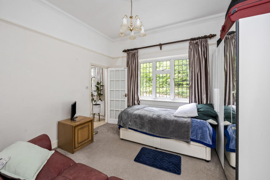 House in Tandridge, Caterham Valley - More