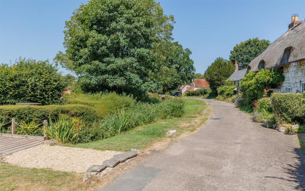 'CHOCOLATE BOX' THATCHED COTTAGE - Winkle Street, Calbourne, Newport - View 5