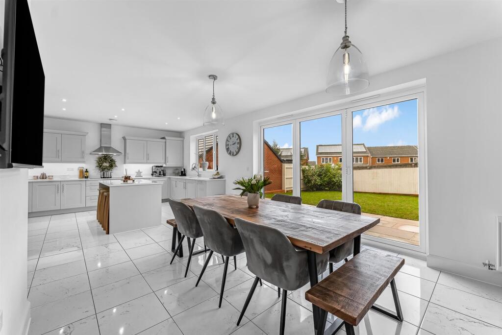 Skylark Road, Brimington, Chesterfield photo 4