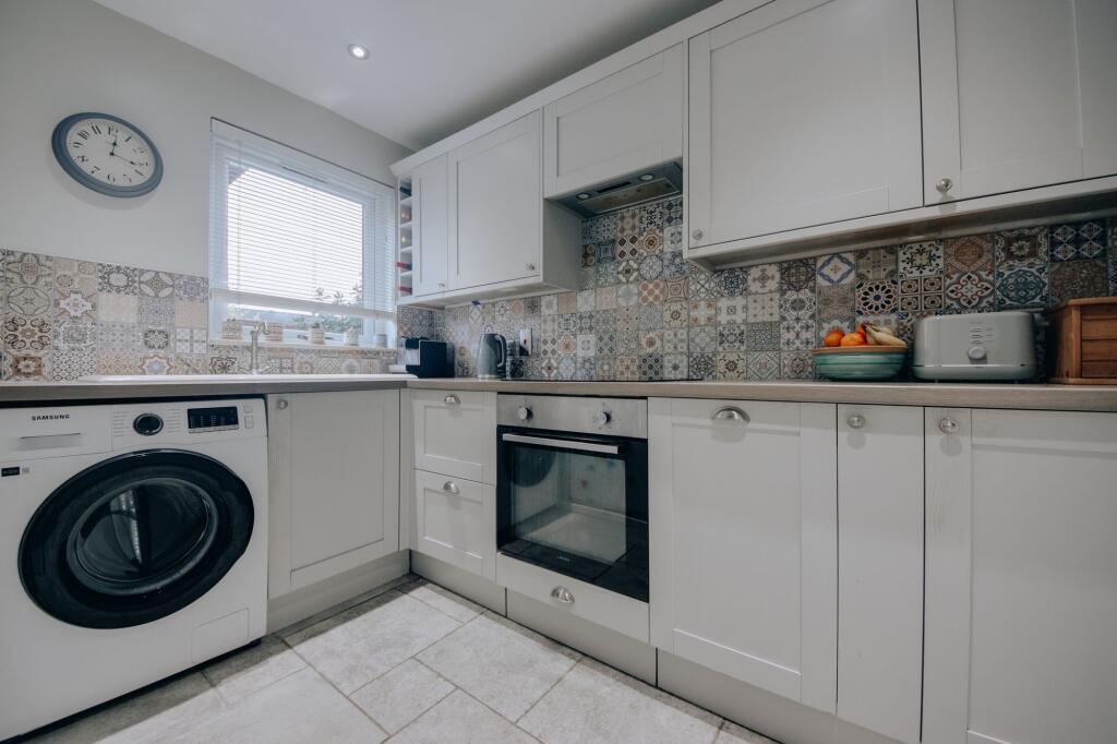 Oak Path, Bushey, WD23 photo 3