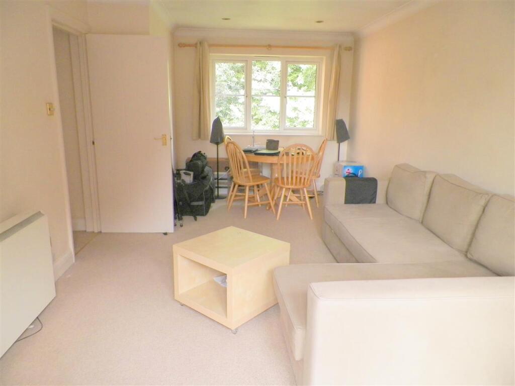Apartment in Southall - View 4