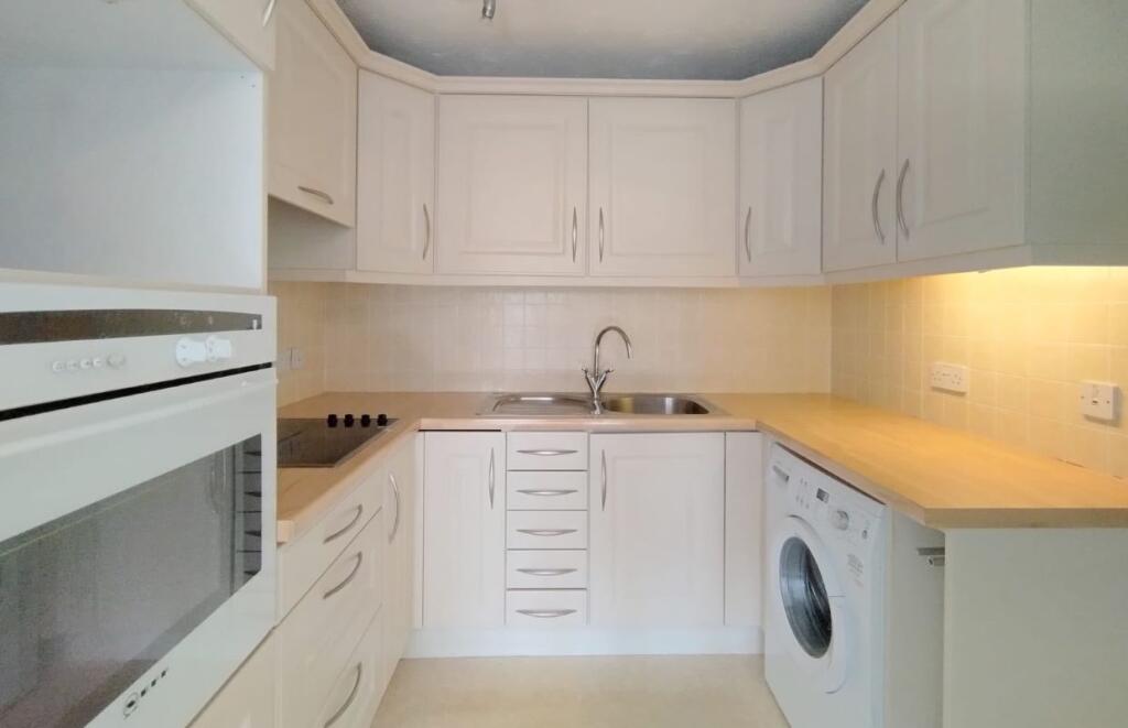 Flat 26 Lutyens Lodge, 523 Uxbridge Road, Pinner, Middlesex, HA5 4JX photo 4
