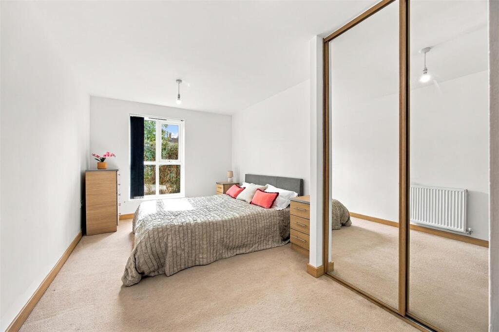 Apartment in Southall - More