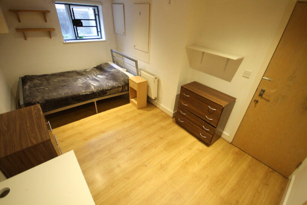 6 bedroom terraced house for rent