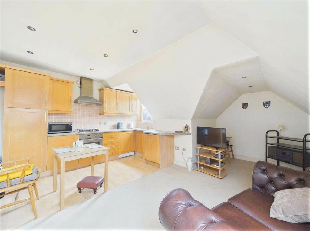 Apartment in Christchurch, Pokesdown, Bournemouth - View 2