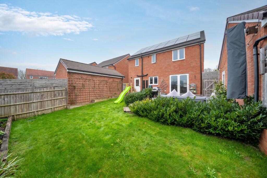 Woolf Close, Andover, SP11 photo 2