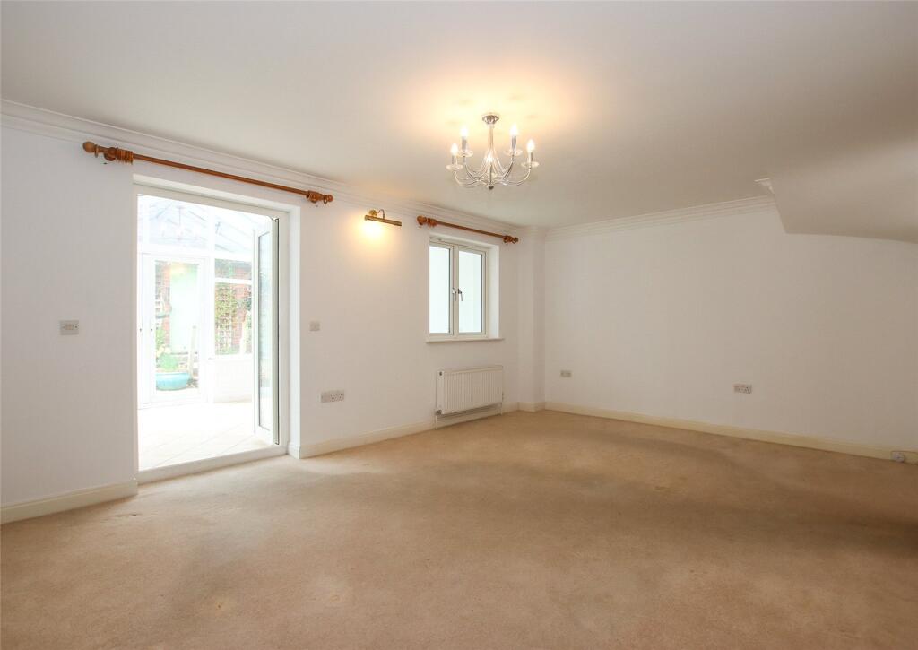 Londesborough Place, Lymington, Hampshire, SO41 photo 3