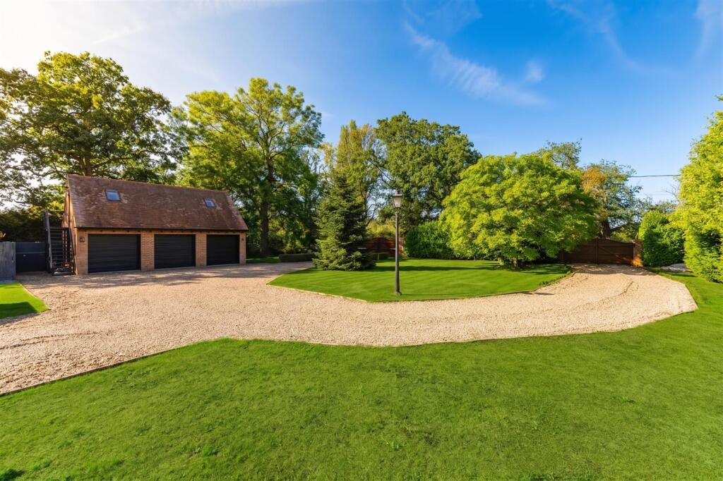 House in Reading, Warfield - View 2