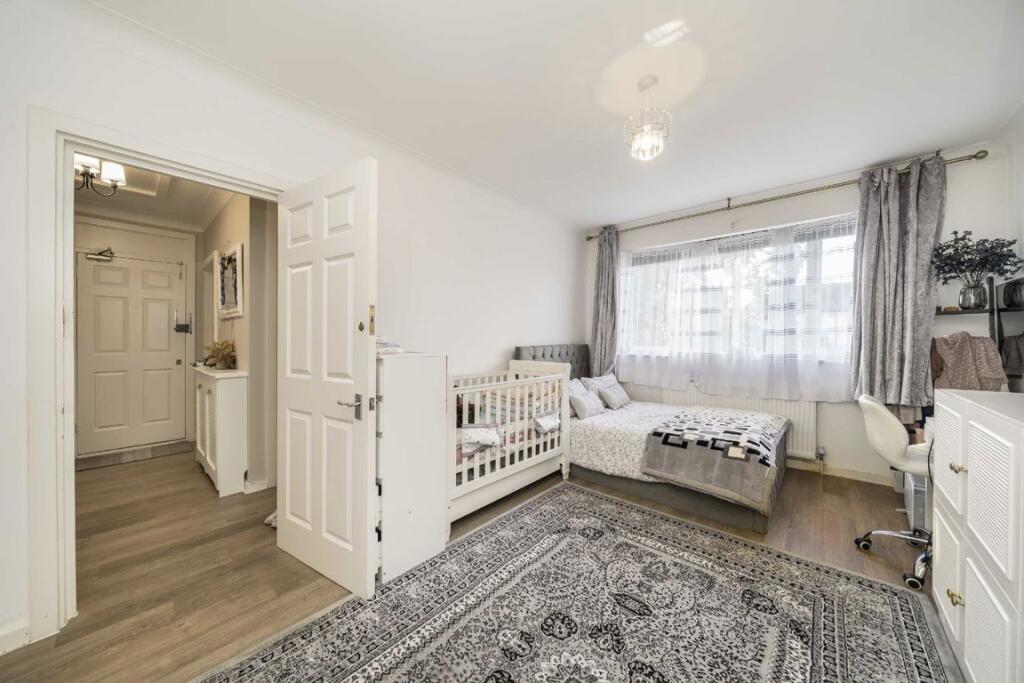 Apartment in Edgware, The Hale, London Borough of Barnet - View 4