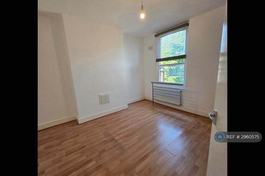 Apartment in London, Seven Sisters, West Green - More