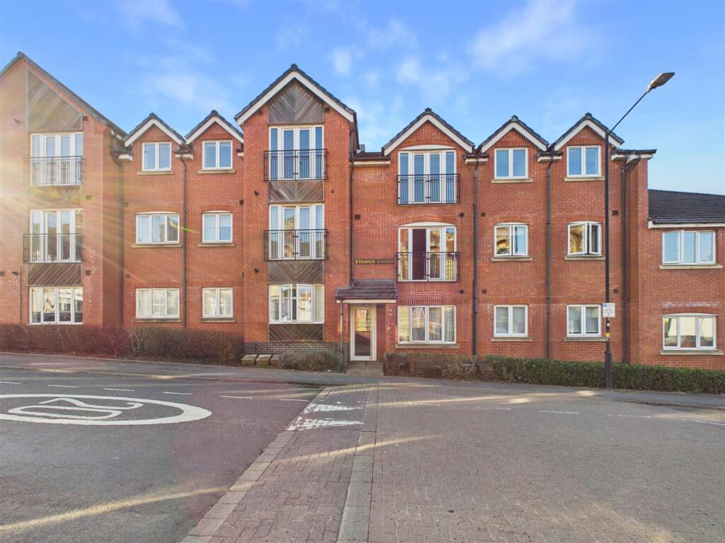 2-bed flat on Charles Warren Close, Rugby, £135,000