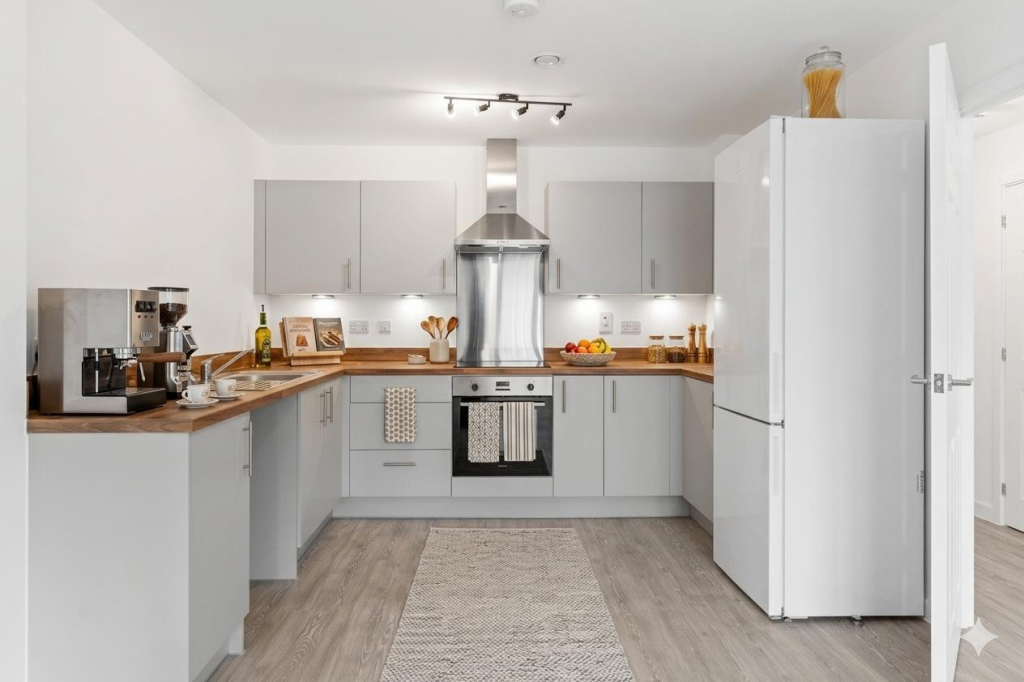 Apartment in Enfield, London Borough of Enfield - View 2
