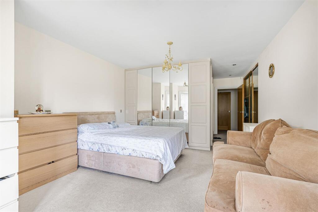 Apartment in Slough - More