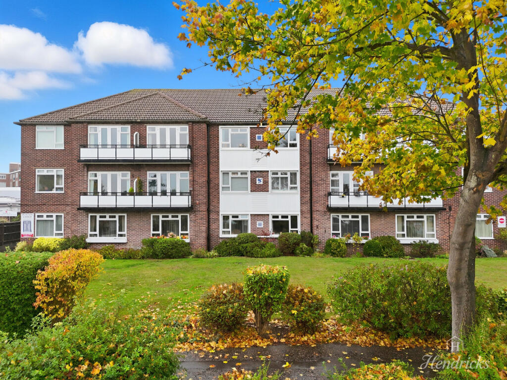 3-bed flat on Imperial Avenue, Westcliff-on-sea, SS0 8, £300,000