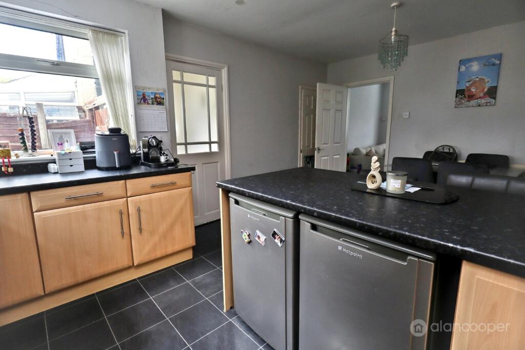 House in Nuneaton and Bedworth, Warwickshire - More
