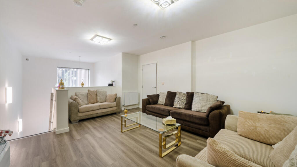 Apartment in Southall - View 5