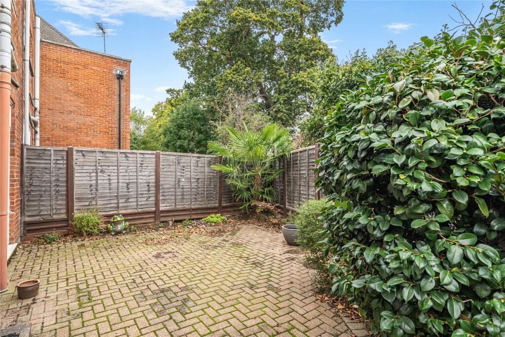 Mulberry Trees, Shepperton, Surrey, TW17 photo 4