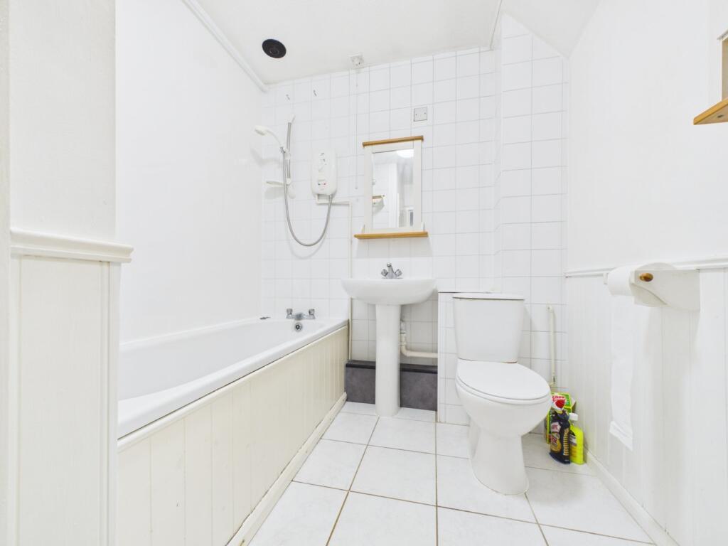 Apartment in Gloucester, Gloucestershire - View 5