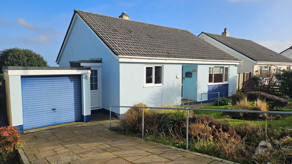 3-bed detached on Pengrowyn, Penwithick, St. Austell, PL26 8UL, £250,000