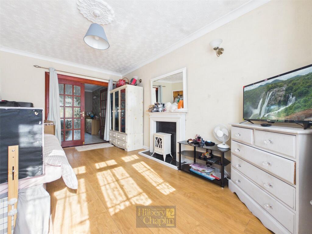 House in Basildon, Laindon Cross, Steeple View - View 5