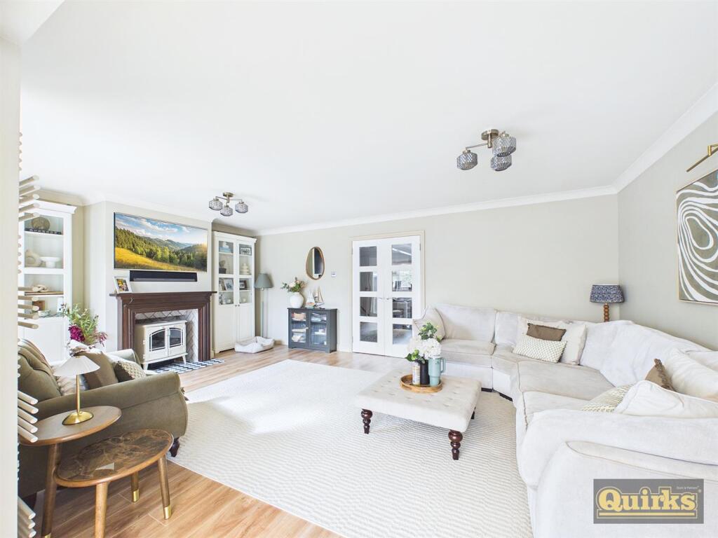 House in Basildon, Wickford - More