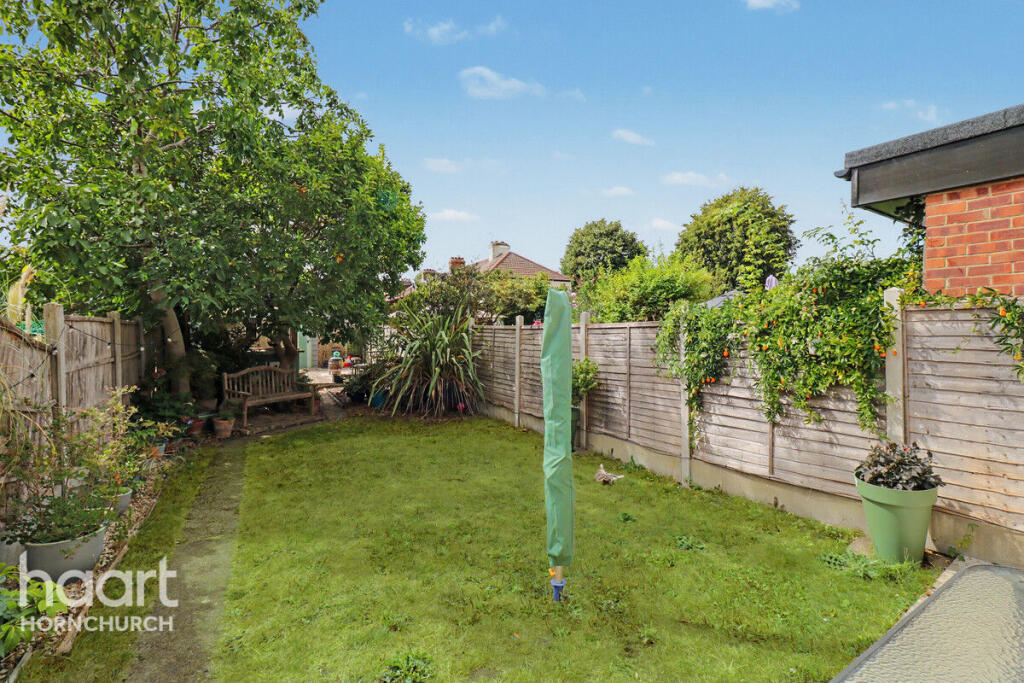 3-bed terraced on Suttons Avenue, Hornchurch, £282,000