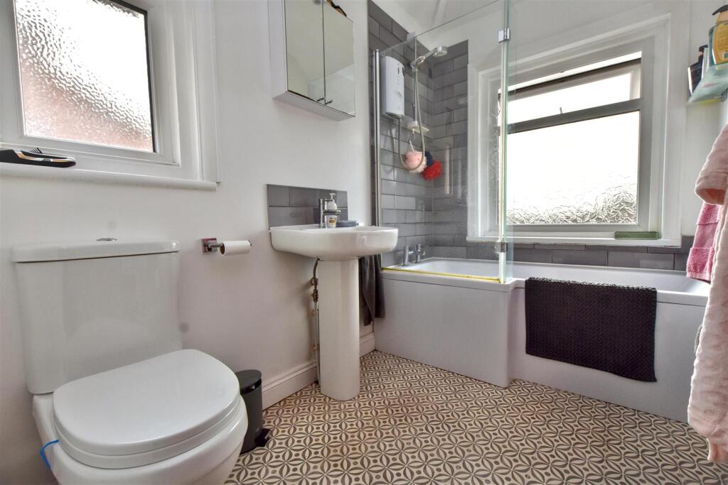 House in Eastbourne, Hampden Park - More