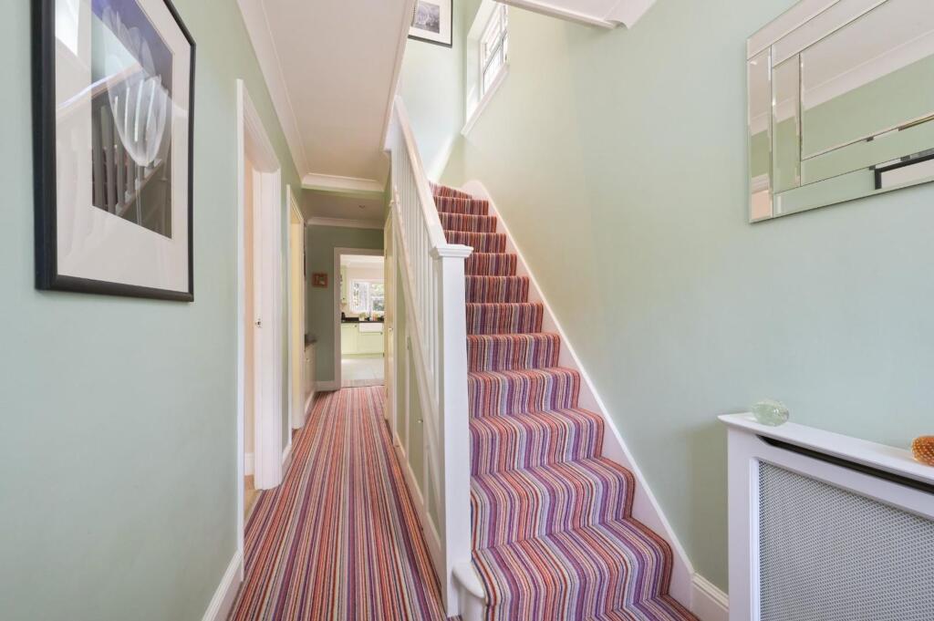 House in Epsom, Stoneleigh - View 5