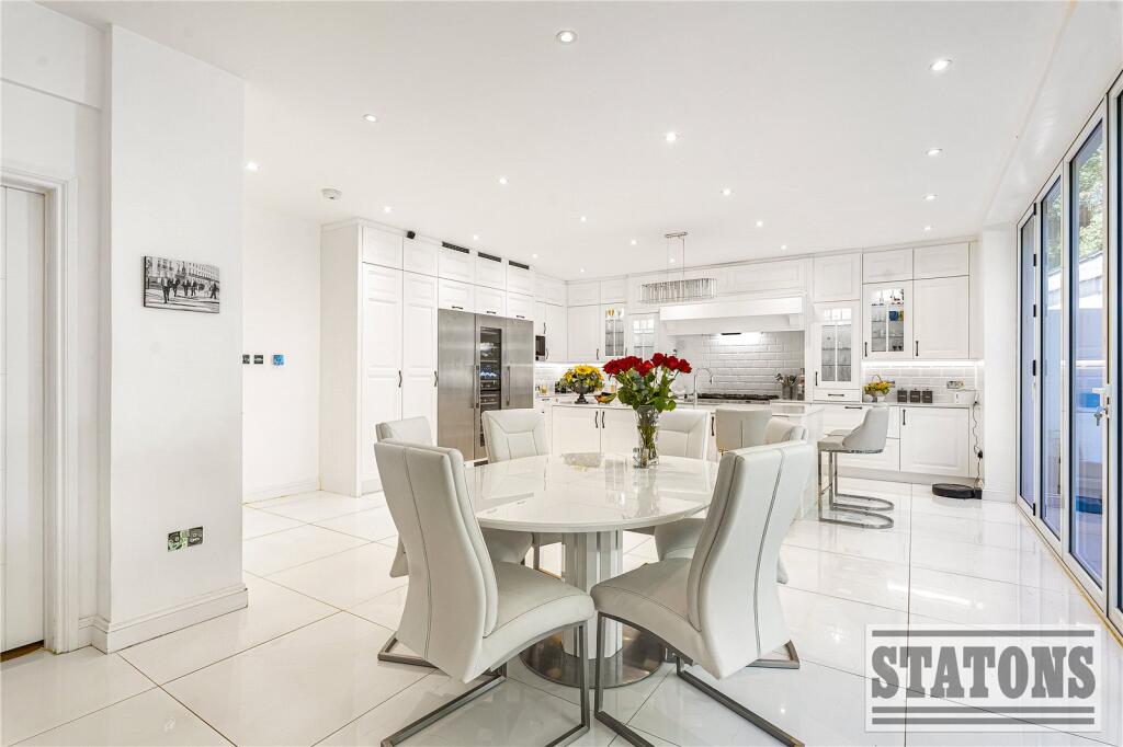 Additional image 3 of Dixons Hill Close, Brookmans Park, Hatfield, Hertfordshire, AL9