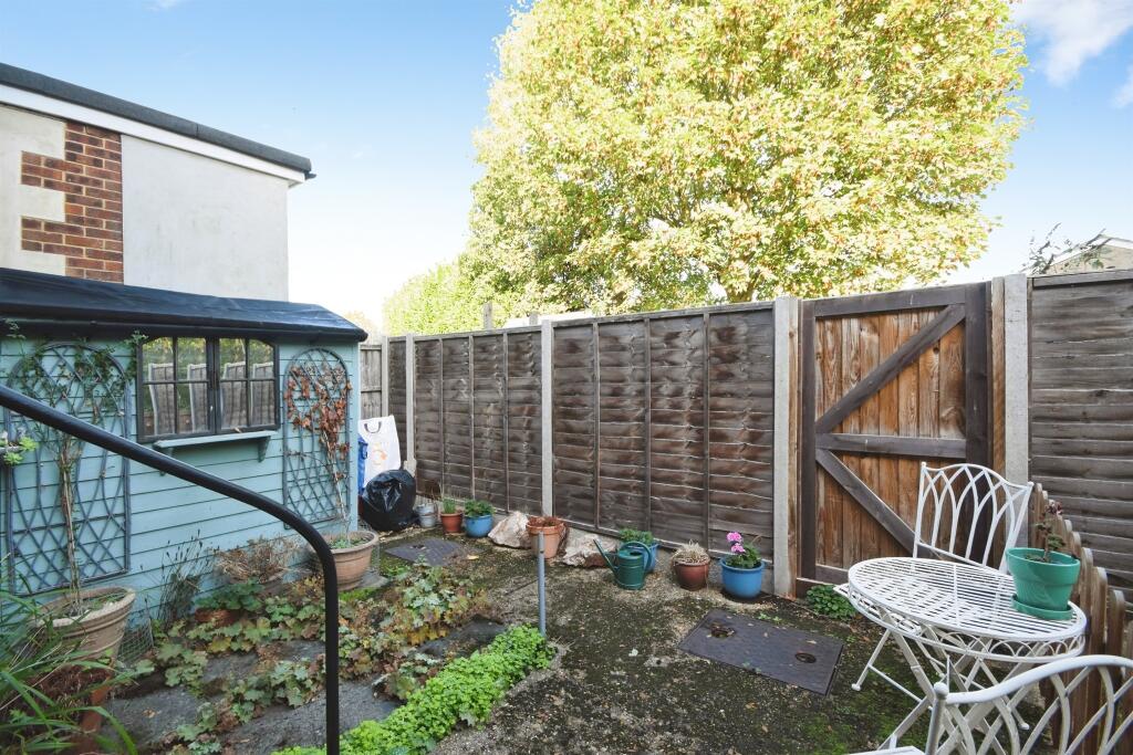 Hampden Crescent, Warley, BRENTWOOD photo 4