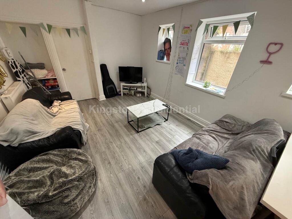 House in Cardiff, Cathays - More