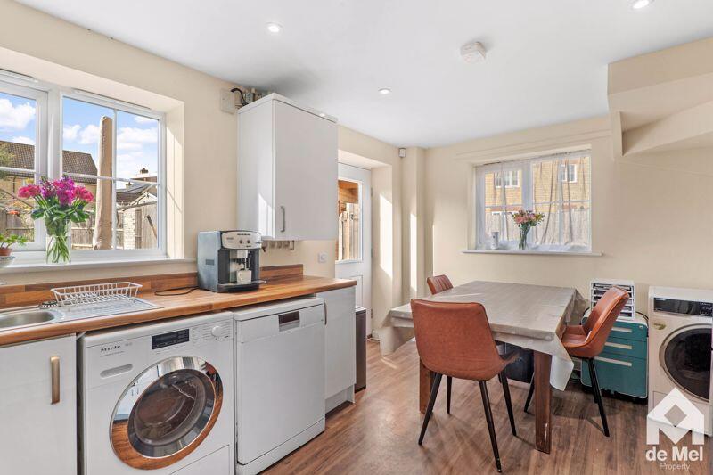 Mirabelle Road, Bishops Cleeve, Cheltenham, GL52 photo 3