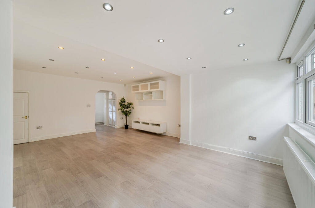 House in Leeds, West Yorkshire - View 4