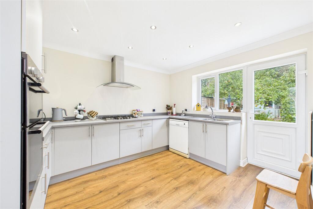 Manor Grove, Fifield, Maidenhead, Berkshire, SL6 photo 2